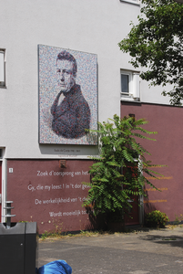 904316 Afbeelding van het portret van schrijver Isaäc da Costa (1798-1860), samengesteld uit honderden portretfotootjes ...